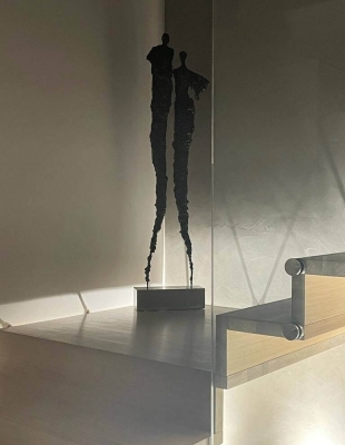 Duża rzeźba sztuka współczesna, rzeźba postacie ze stali i gliny