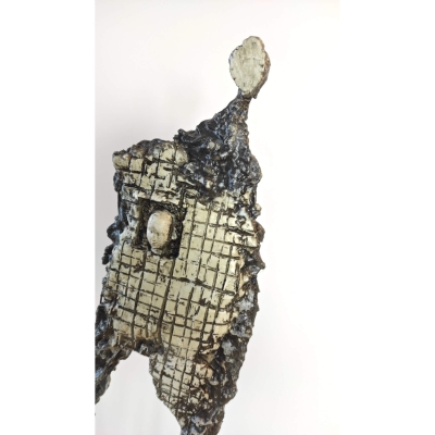 Widzący - nowoczesna rzeźba do salonu z gliny i stali - postać