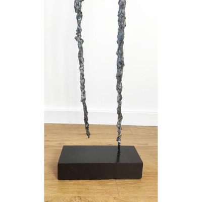 Widzący - nowoczesna rzeźba do salonu z gliny i stali - postać