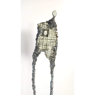 Widzący - nowoczesna rzeźba do salonu z gliny i stali - postać