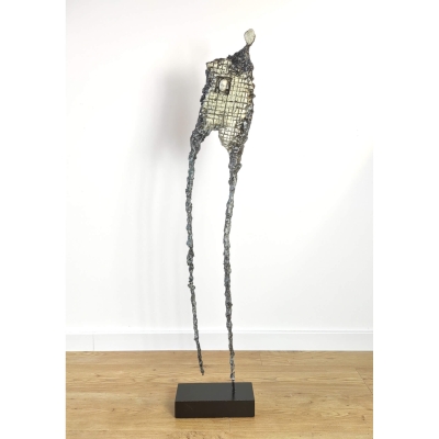 Widzący - nowoczesna rzeźba do salonu z gliny i stali - postać