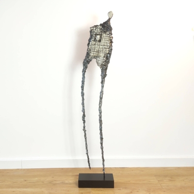 Widzący - nowoczesna rzeźba do salonu z gliny i stali - postać