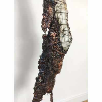 nowoczesna rzeźba do salonu z gliny i stali - postać