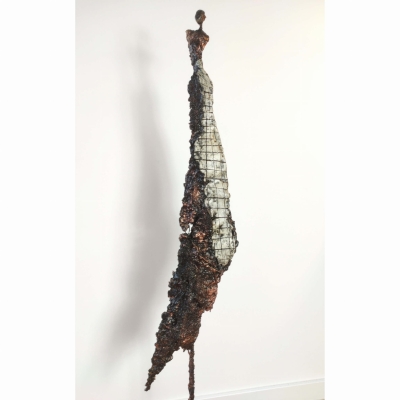 nowoczesna rzeźba do salonu z gliny i stali - postać