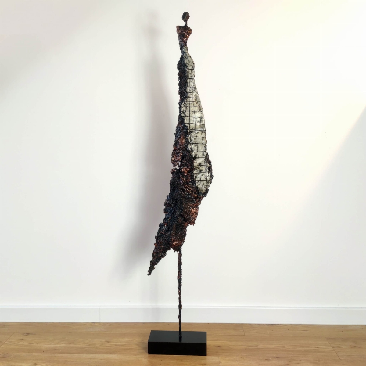 nowoczesna rzeźba do salonu z gliny i stali - postać