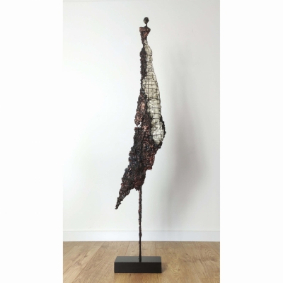 nowoczesna rzeźba do salonu z gliny i stali - postać