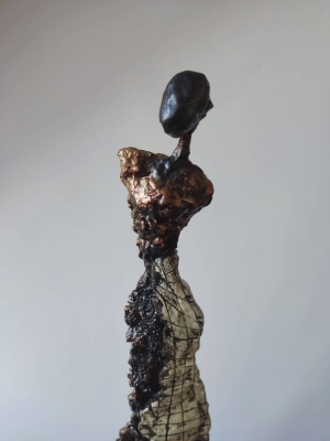 nowoczesna rzeźba do salonu z gliny i stali - postać