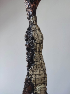 nowoczesna rzeźba do salonu z gliny i stali - postać