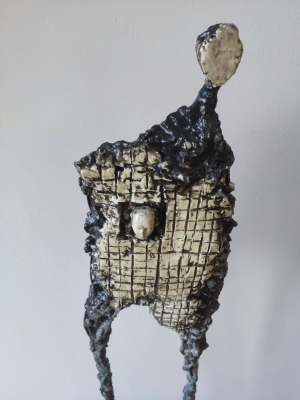 Widzący - nowoczesna rzeźba do salonu z gliny i stali - postać