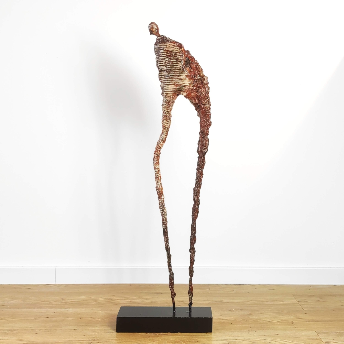 nowoczesna rzeźba do salonu z gliny i stali - postać