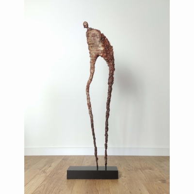 nowoczesna rzeźba do salonu z gliny i stali - postać