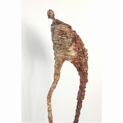 nowoczesna rzeźba do salonu z gliny i stali - postać