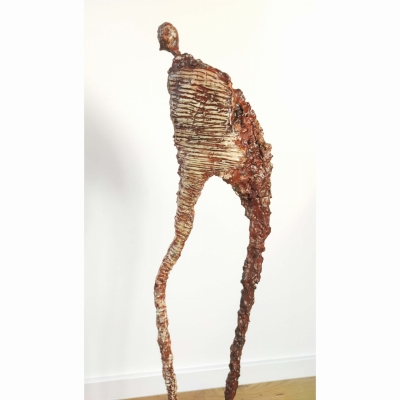 nowoczesna rzeźba do salonu z gliny i stali - postać