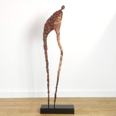 nowoczesna rzeźba do salonu z gliny i stali - postać