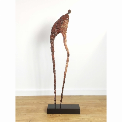 nowoczesna rzeźba do salonu z gliny i stali - postać
