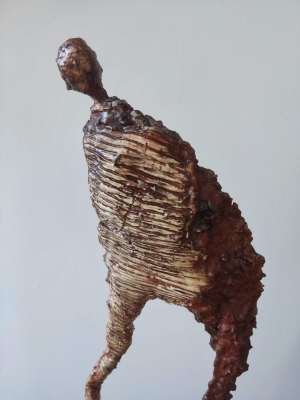 nowoczesna rzeźba do salonu z gliny i stali - postać