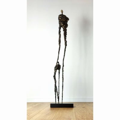 nowoczesna rzeźba do salonu z gliny i stali - postać