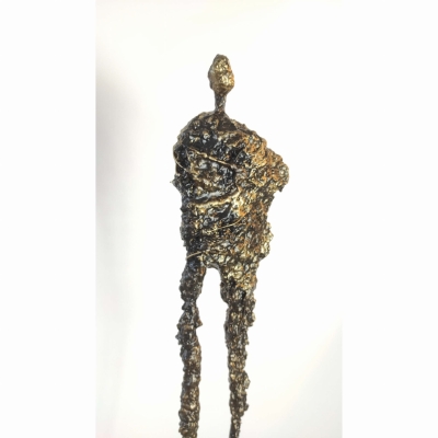 nowoczesna rzeźba do salonu z gliny i stali - postać