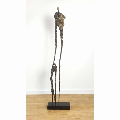 nowoczesna rzeźba do salonu z gliny i stali - postać