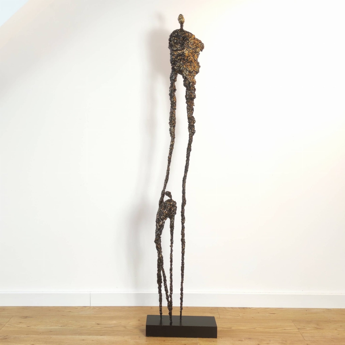 nowoczesna rzeźba do salonu z gliny i stali - postać