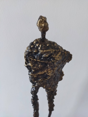 nowoczesna rzeźba do salonu z gliny i stali - postać