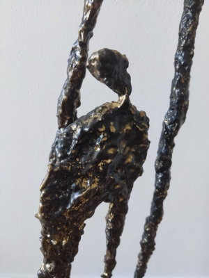 nowoczesna rzeźba do salonu z gliny i stali - postać