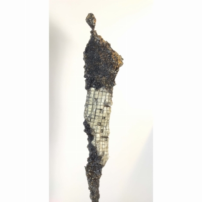 nowoczesna rzeźba do salonu z gliny i stali - postać