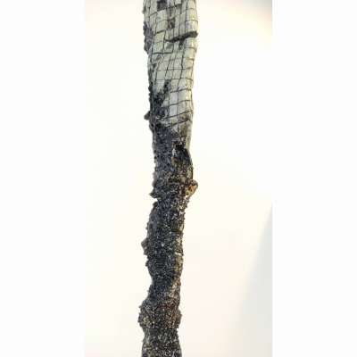 nowoczesna rzeźba do salonu z gliny i stali - postać