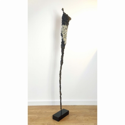 nowoczesna rzeźba do salonu z gliny i stali - postać