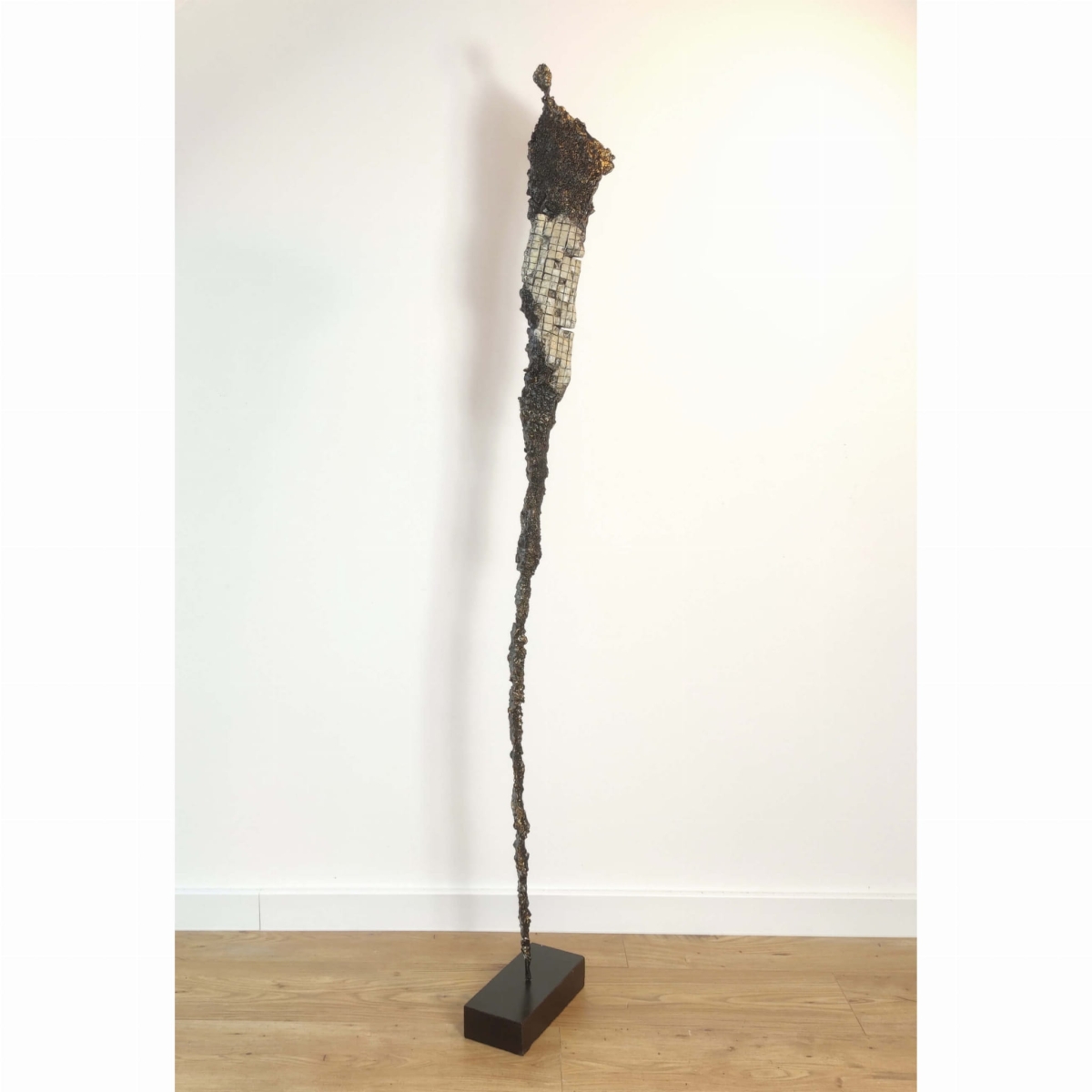 nowoczesna rzeźba do salonu z gliny i stali - postać