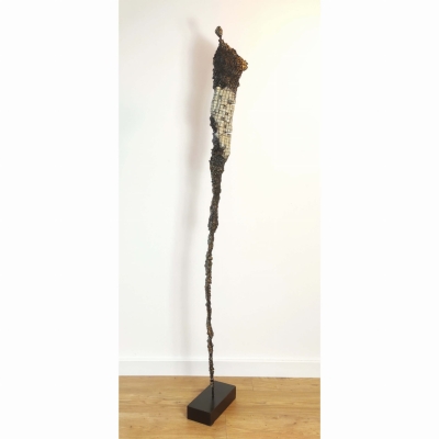 nowoczesna rzeźba do salonu z gliny i stali - postać