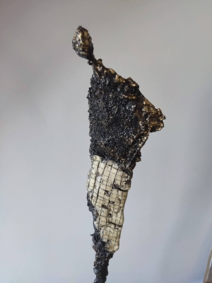 nowoczesna rzeźba do salonu z gliny i stali - postać