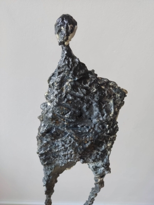 Widzący - nowoczesna rzeźba do salonu z gliny i stali - postać