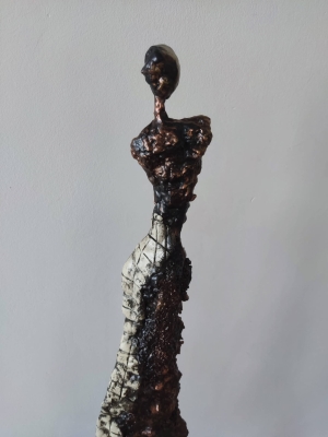 Widzący - nowoczesna rzeźba do salonu z gliny i stali - postać