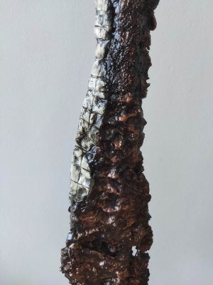 Widzący - nowoczesna rzeźba do salonu z gliny i stali - postać