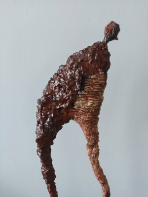 nowoczesna rzeźba do salonu z gliny i stali - postać