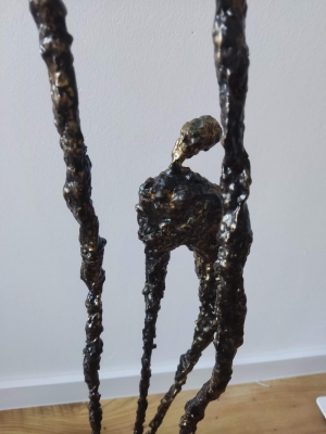 nowoczesna rzeźba do salonu z gliny i stali - postać