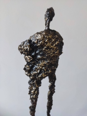 nowoczesna rzeźba do salonu z gliny i stali - postać