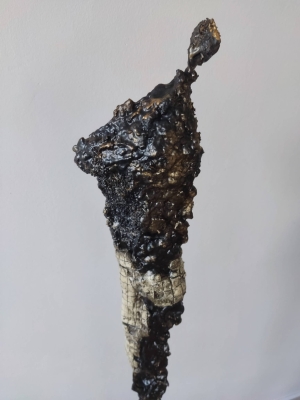 nowoczesna rzeźba do salonu z gliny i stali - postać