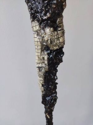 nowoczesna rzeźba do salonu z gliny i stali - postać