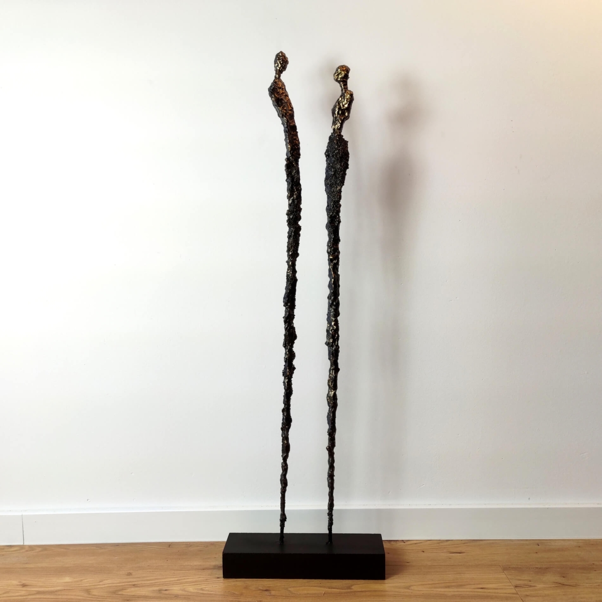 rzezba-duza-figurka-ze-stali-gliny-para-zamyslenie