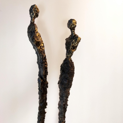 rzezba-duza-figurka-ze-stali-gliny-para-zamyslenie