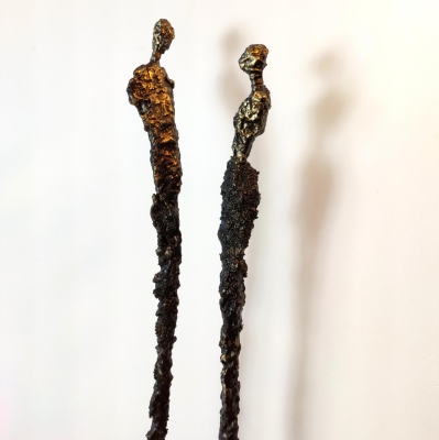 rzezba-duza-figurka-ze-stali-gliny-para-zamyslenie