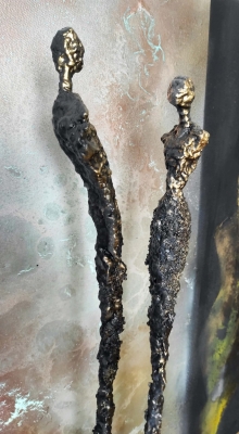 rzezba-duza-figurka-ze-stali-gliny-para-zamyslenie