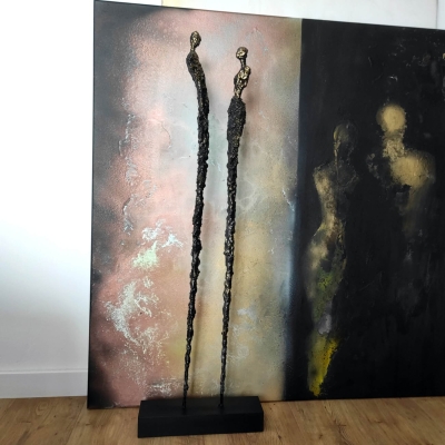 rzezba-duza-figurka-ze-stali-gliny-para-zamyslenie