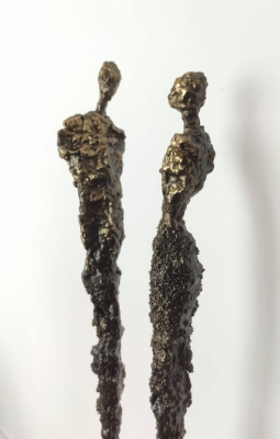 rzezba-duza-figurka-ze-stali-gliny-para-zamyslenie