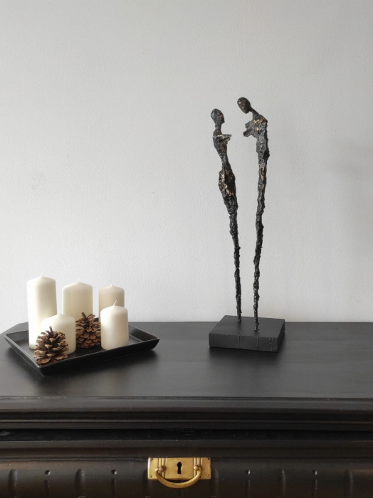 Rzeźba nowoczesna kobieta i mężczyzna w subtelnym oddaniu