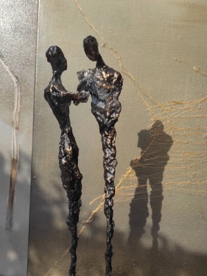 rzezba-nowoczesna-kobieta-mezczyzna-w-subtelnym-oddaniu