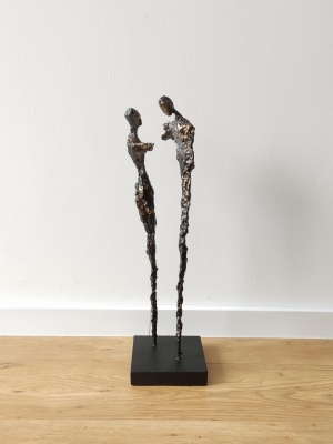 rzezba-nowoczesna-kobieta-mezczyzna-w-subtelnym-oddaniu