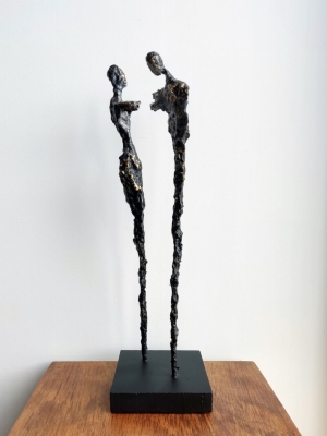 rzezba-nowoczesna-kobieta-mezczyzna-w-subtelnym-oddaniu